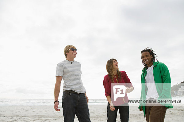 Drei junge Leute am Strand