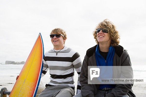 Teenager Jungen mit Surfbrett