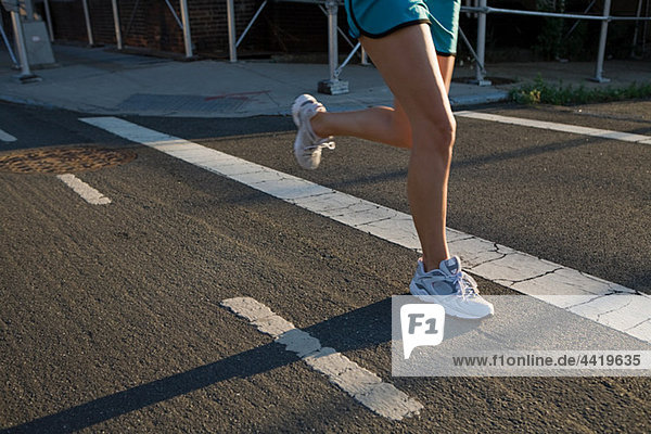 Beine des Läufers auf der Straße