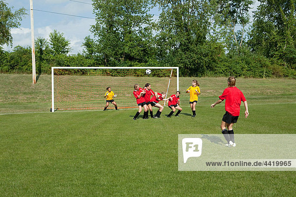 Teenager-Mädchen spielen Fußball