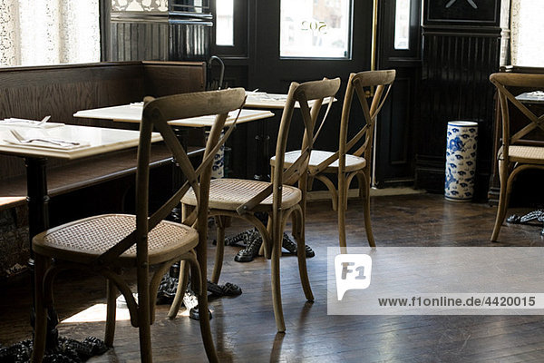 Stühle und Tische im leeren Café
