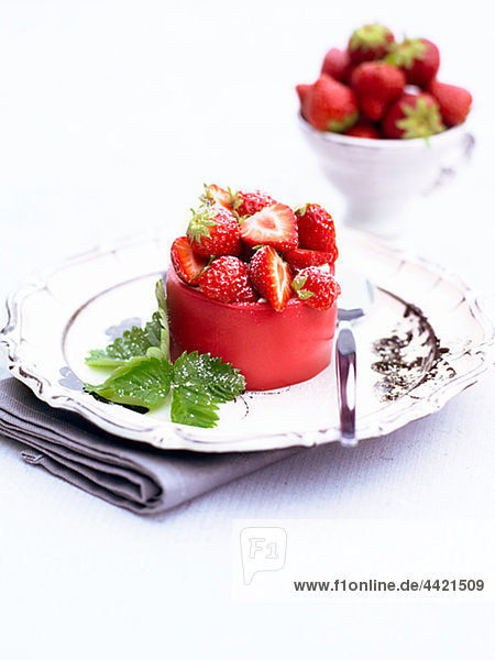 Dessert gekrönt mit Erdbeere