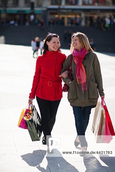 Paar junger Frauen einkaufen