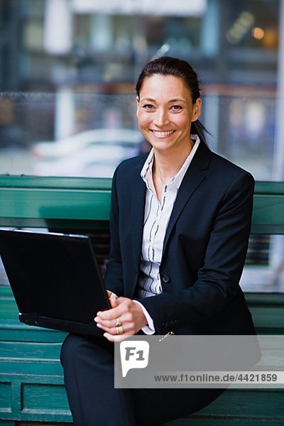 Porträt von Reifen Geschäftsfrau with laptop