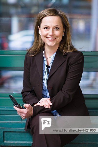 Porträt von fröhlich geschäftsfrau mit Mobiltelefon