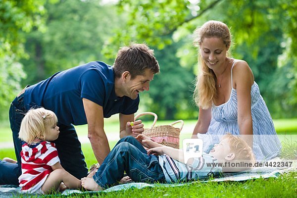 Mitte adult Eltern mit Kindern während Picknick Aufdrängend