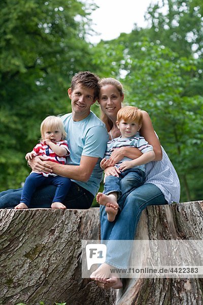 Porträt der Familie mit zwei Kindern