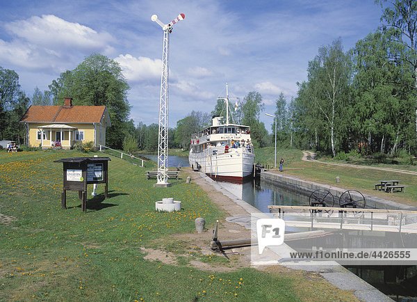 Schiff in einen Kanal