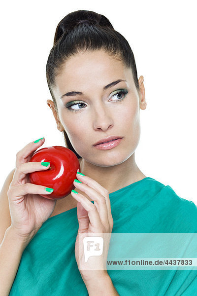 Junge Frau hält einen Apfel in der Hand