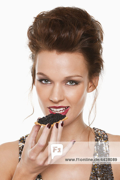 Junge Frau isst Kaviar