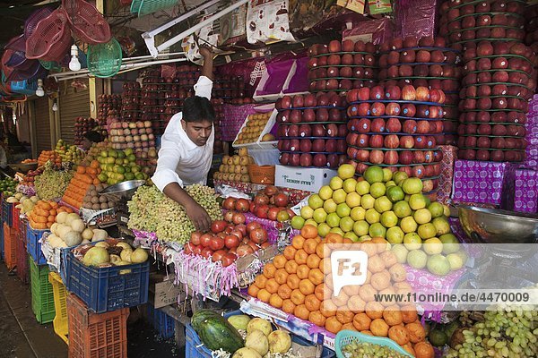 Indien  Karnataka  Mysore  Mann selling Früchte auf dem Markt Devaraja