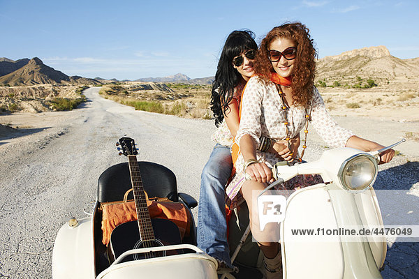 Frauen mit Motorrad und Beiwagen