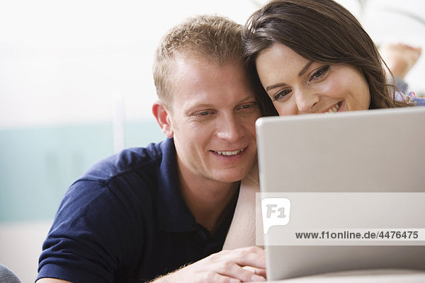 Paar zu Hause online einkaufen