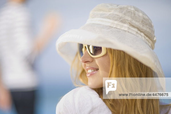 Frau mit Hut und Sonnenbrille