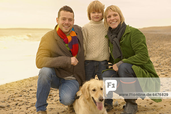 Familie mit Hund am Strand. Herbst  Herbst