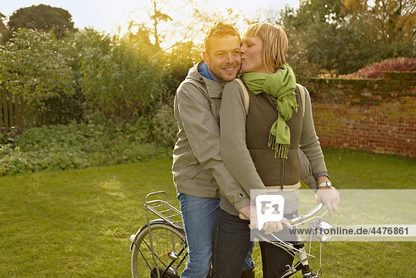 Paar auf alten Fahrrädern  küssen. Herbst