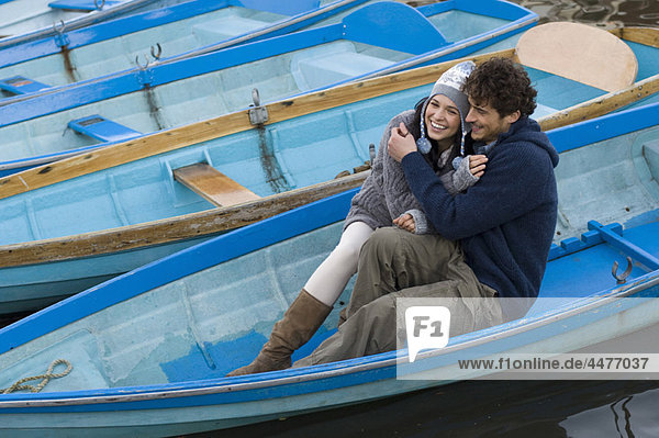 Mann und Frau im Ruderboot