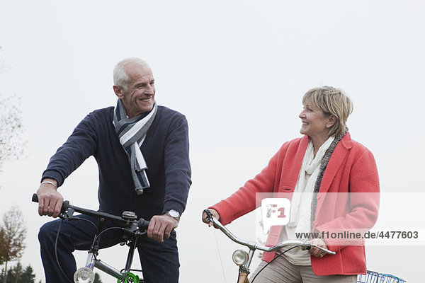 Seniorenpaar auf Fahrrädern