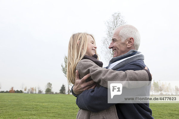Großvater und Enkelin im Freien