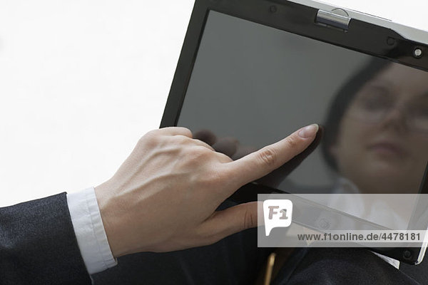Frau reflektiert auf Tablet-Computer