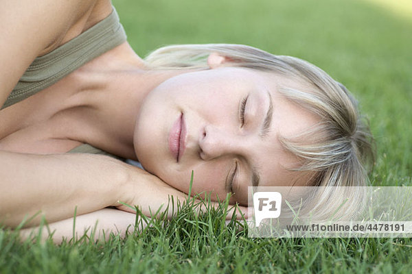 Frau auf der Seite schlafend auf Gras