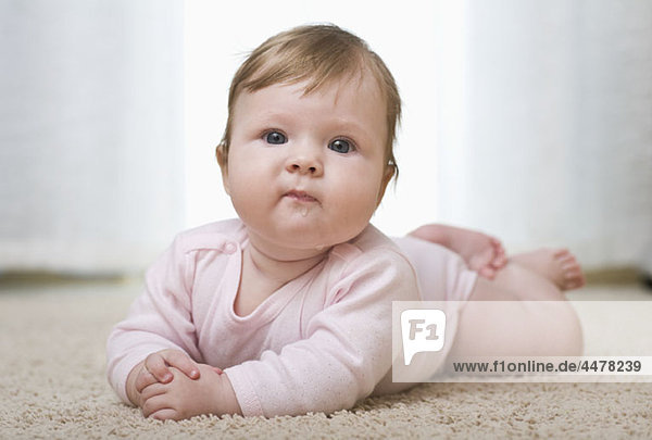 Ein Baby schaut in die Kamera  Porträt