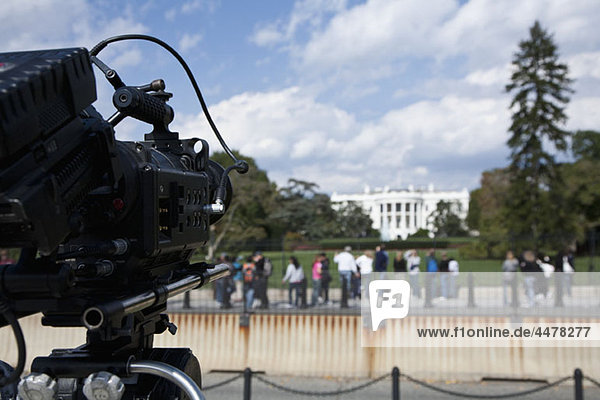 Eine Fernsehkamera filmt Touristen vor dem Weißen Haus.
