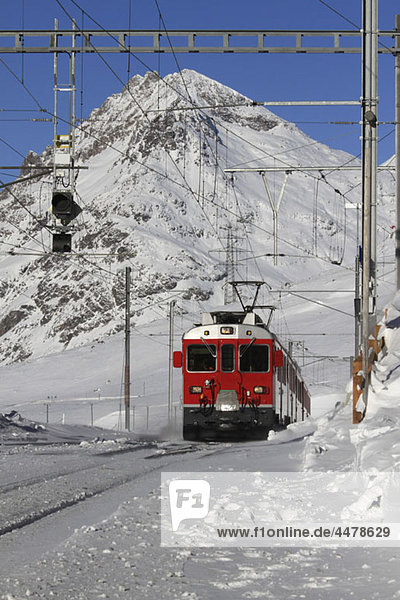Eine Straßenbahn vor einem verschneiten Berg