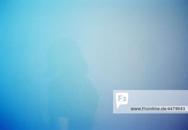Eine Frau inmitten von Rauch und blauem Licht