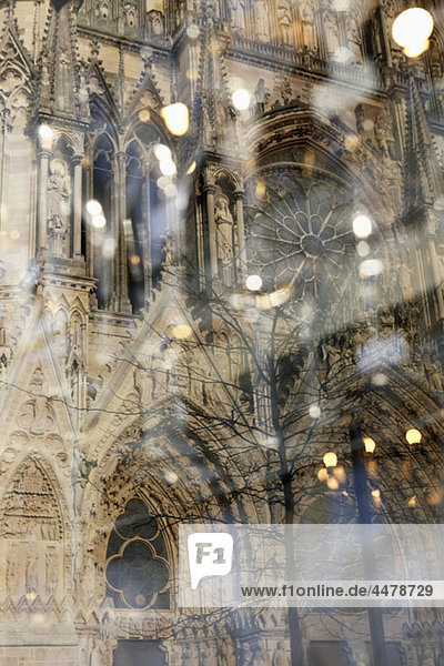 Detail einer Kathedrale und Spiegelungen in Glas  Notre-Dame de Reims  Reims  Frankreich