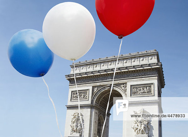 Luftballons in den Farben der französischen Flagge vor dem Arc De Triomphe
