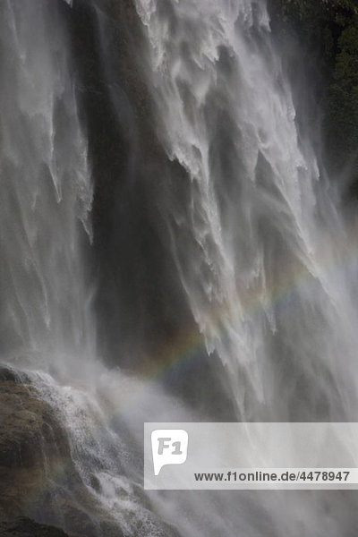 Detail eines Regenbogens und eines Wasserfalls