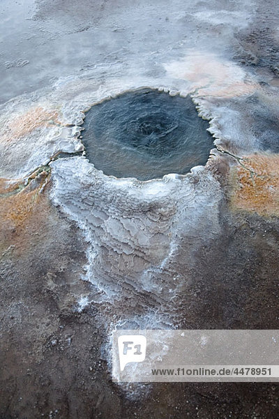 Blick auf eine heiße Quelle  El Tatio  Atacama-Wüste  Chile