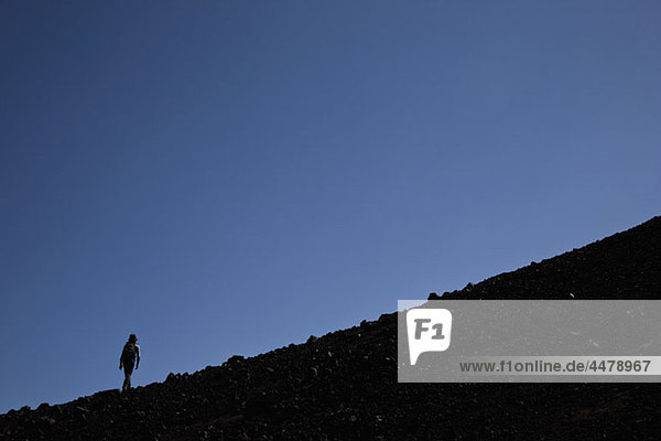 Eine Frau wandert den Vulkan Lonquimay hinauf  Chile