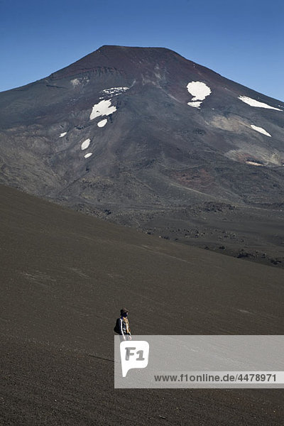 Eine Frau steht auf dem Vulkan Lonquimay  Patagonien  Chile