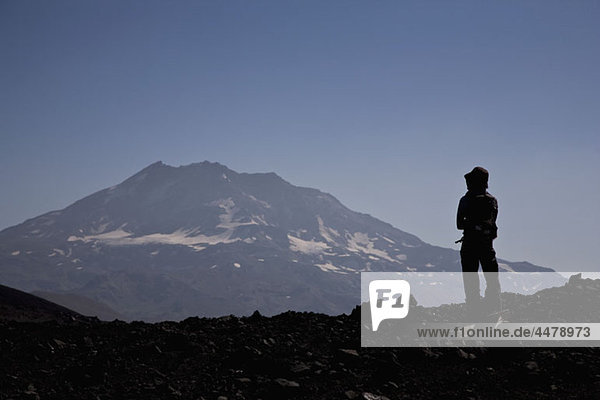 Rückansicht einer Frau mit Bergblick  Vulkan Lonquimay  Patagonien  Chile