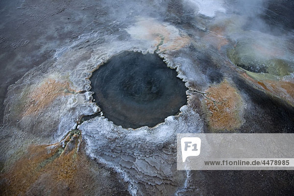 Blick auf eine heiße Quelle  El Tatio  Atacama  Chile