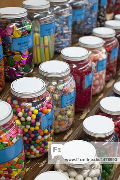 Reihen von Süßigkeitengläsern in einem Süßwarenladen