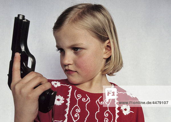 Ein junges Mädchen mit einer Pistole