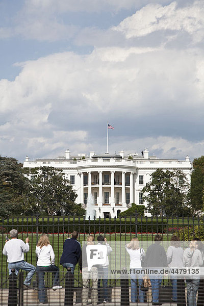Touristen außerhalb des Weißen Hauses  Washington DC  USA