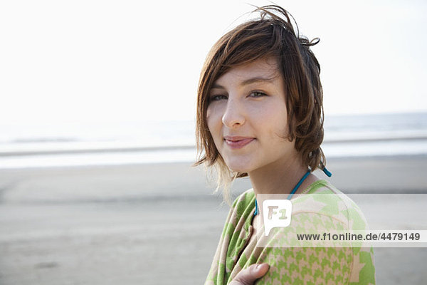 Porträt einer jungen Frau am Strand