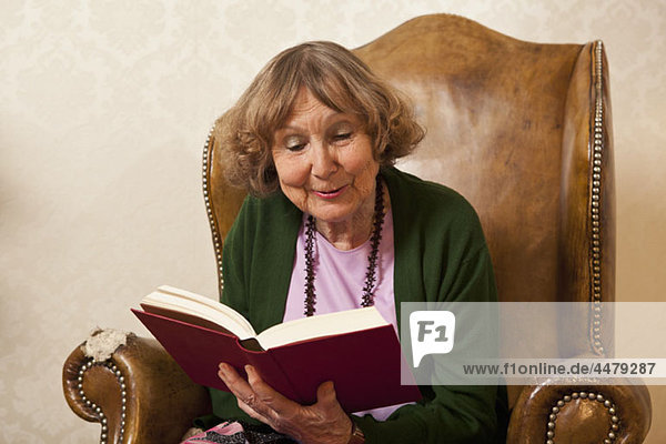 Eine ältere Frau beim Lesen eines Buches