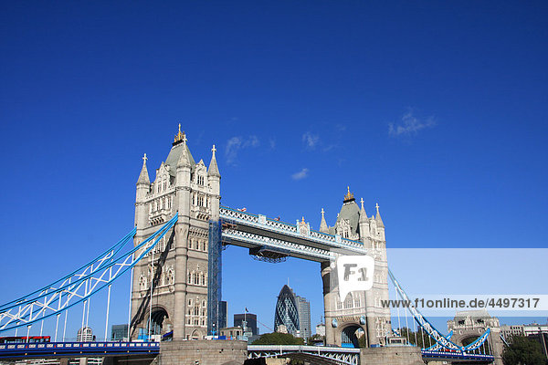 Großbritannien  England  UK  Großbritannien  London  Reisen  Tourismus  Brücke  Landmark  Tower Bridge  Swiss Re  Gurke