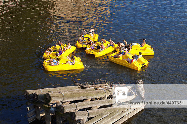 Boot  Boote  Stadt  Tschechische Republik  Tag  Daytime  Europa  Spaß  Prag  Tretboote  Menschen  Fluss  Sommer  Vltava  Wasser