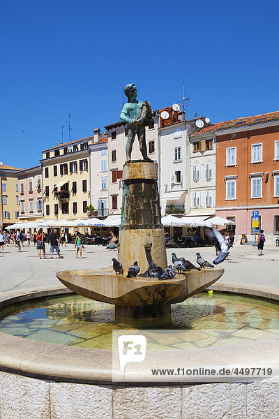 Architektur  Balkan  Bau-  Center  Stadt  Kroatien  Europa  Brunnen  historischen  Istrien  Altstadt  Menschen  Rovinj  Square  Tourismus  Turm  Reisen