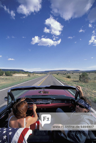 Rosa Cadillac  Menschen  fahren  Albuquerque  New Mexico  USA  USA  Amerika  1962  Auto  Cabrio  in der Nähe von Zuschüssen