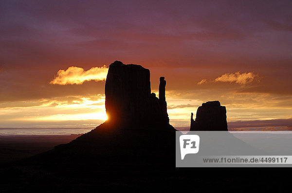 Monument Valley  Navajo Indian Reservation  Arizona  USA  USA  Amerika  Felsen  Landschaft  Sonnenuntergang