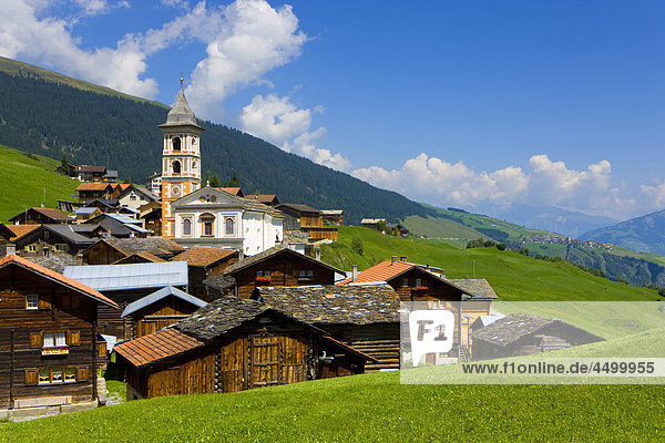 Wolke Wohnhaus Gebäude Kirche Dorf Surselva Kanton Graubünden Schweiz Val Lumnezia Vrin Kanton Graubünden