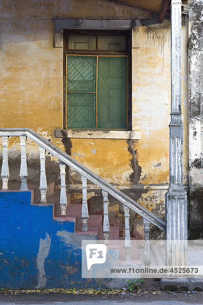 Treppe und Fenster eines Hauses im Kolonialstil in Quelimane  Mosambik