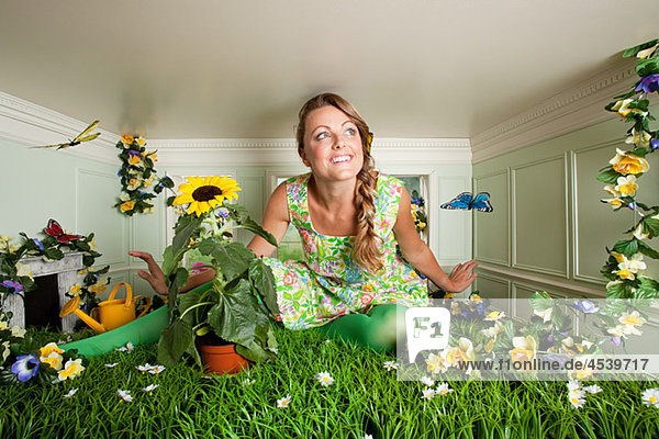Junge Frau mit Garten im kleinen Zimmer
